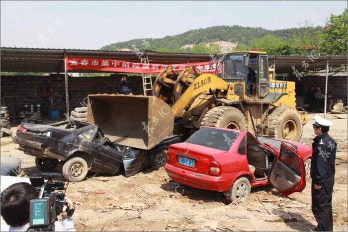 Свалка китайских авто у которых закончилась лицензия (12 фото)