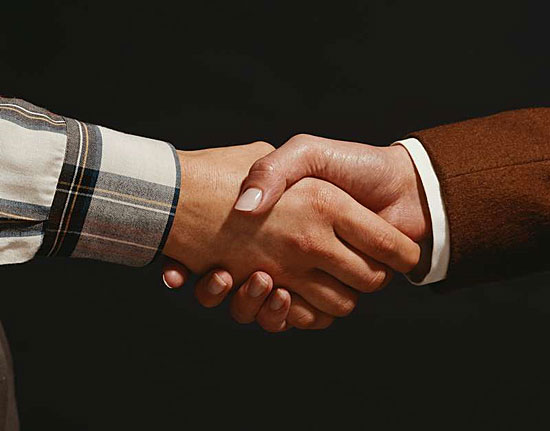 Согласно теории шести рукопожатий, мы все знакомы друг с другом через общих знакомых