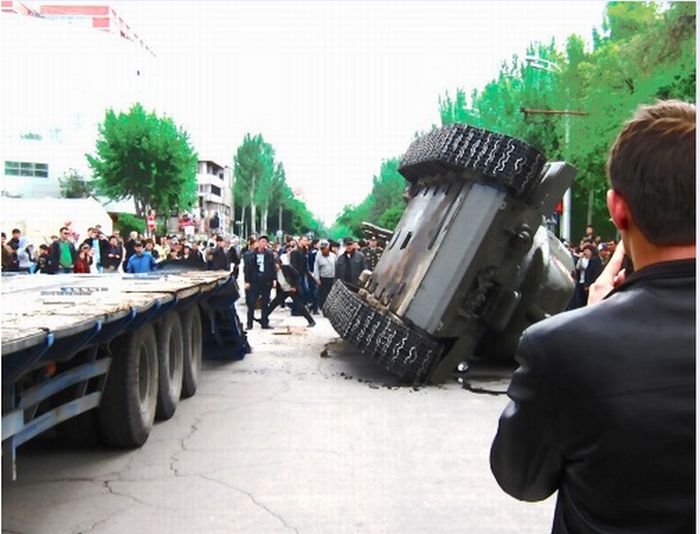 На параде 9 мая перевернулся танк (4 фото)