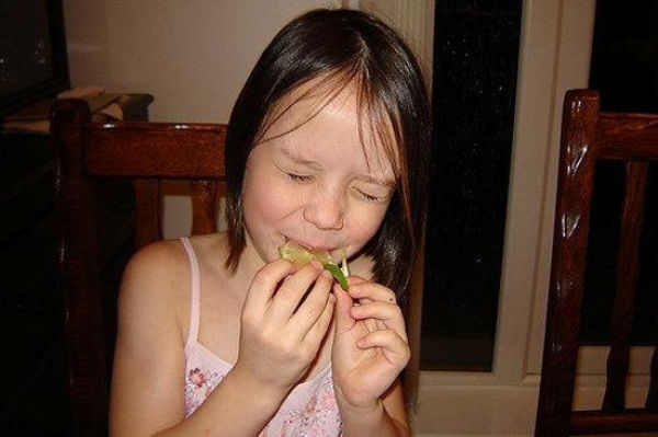 Дети пробуют первый раз кислые фрукты и овощи (23 фото)