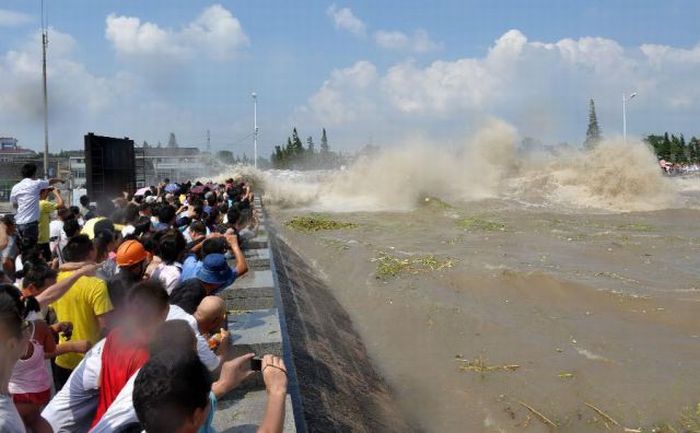 Бушующие волны на реке Цяньтан (27 фото)