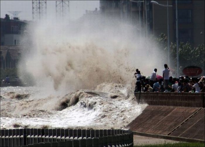 Бушующие волны на реке Цяньтан (27 фото)