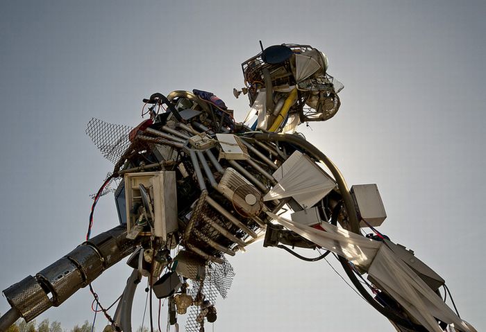 Огромная скульптура из мусора в Великобритании (14 фото)