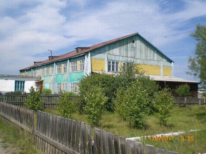 Сельская школа в сибирском поселке (26 фото)