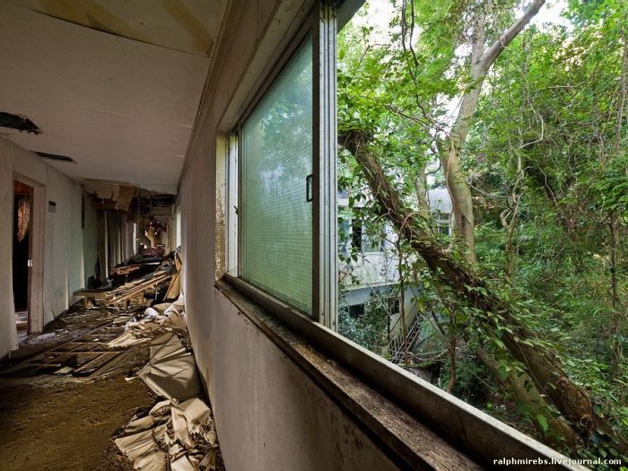 Заброшенный японский отель (27 фото)