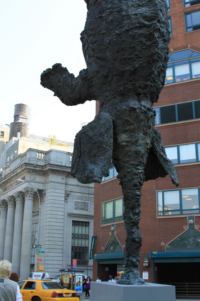 Скульптура перевернутого слона в Нью-Йорке (6 фото)