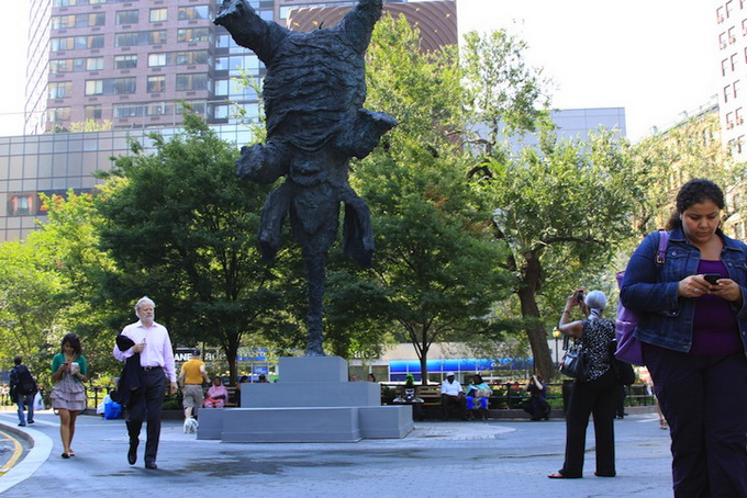 Скульптура перевернутого слона в Нью-Йорке (6 фото)