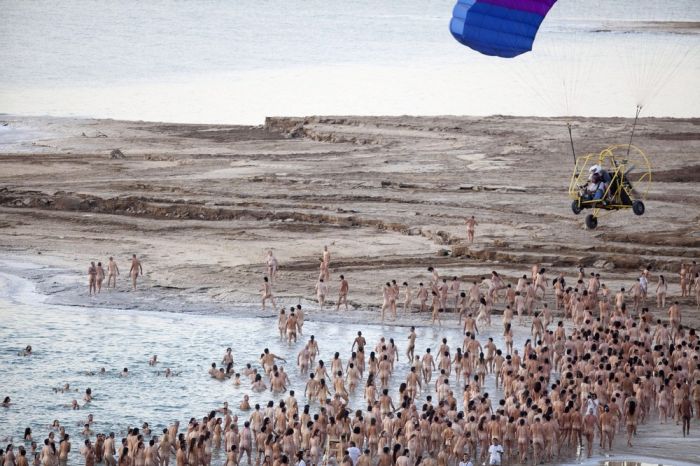 Спенсер Туник на берегу Мертвого моря (9 фото)
