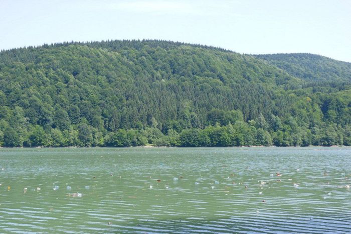 Свалка на закарпатском озере (16 фото)