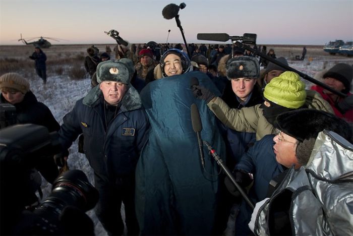 Космонавты вернулись на Землю (6 фото)