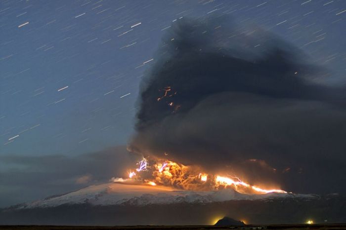 Вулканические молнии (15 фото)