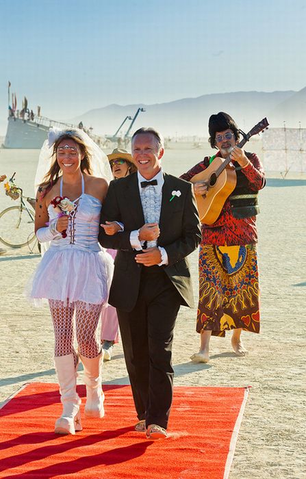 Свадьба на фестивале Burning Man (20 фото)