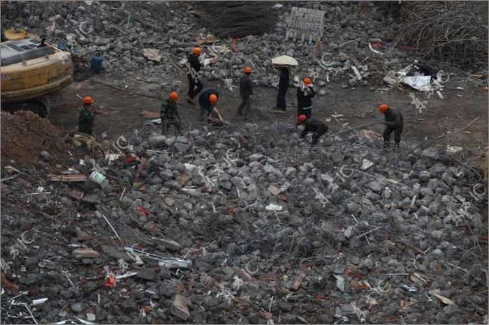 Разрушение дома в Китае (14 фото)