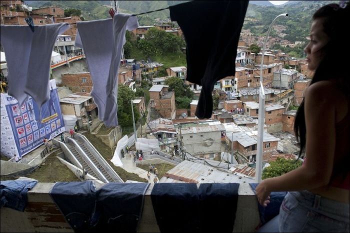 Эскалаторы в колумбийских трущобах (5 фото)