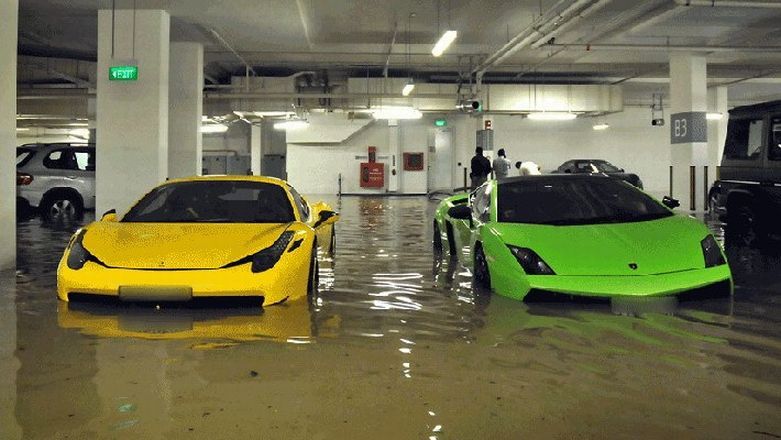 Потоп на парковке в элитном доме (5 фото)