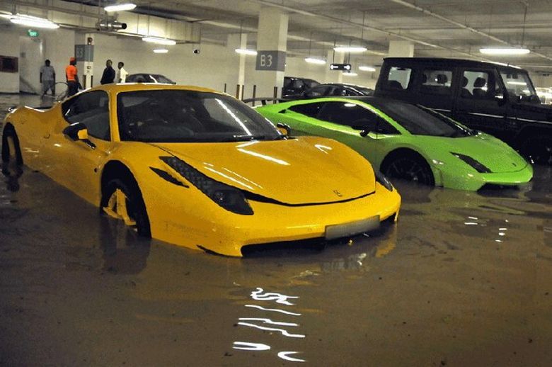 Потоп на парковке в элитном доме (5 фото)