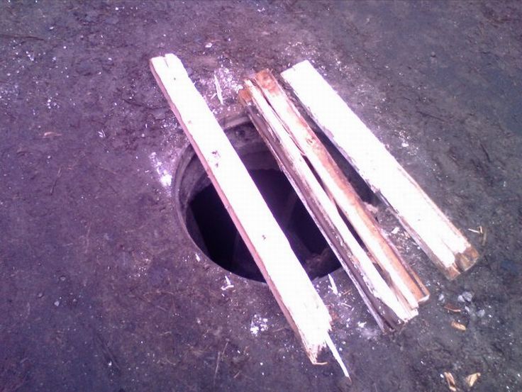 Чем закрыть канализационный люк (9 фото)