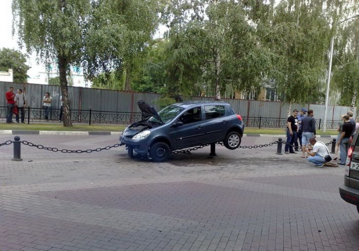 Девушка припарковала свою машину (3 фото)
