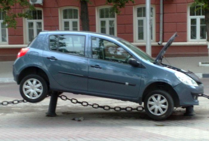 Девушка припарковала свою машину (3 фото)