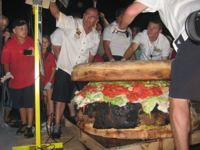Самый большой гамбургер в мире (7 фото)
