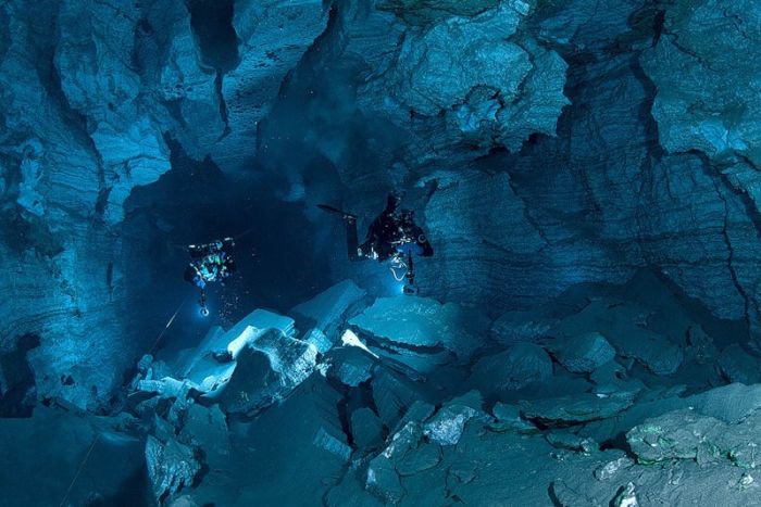Красивая подводная пещера (23 фото)