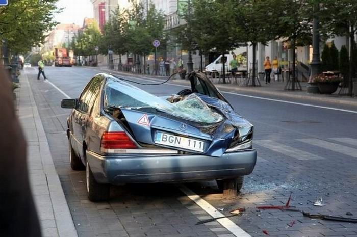 Мэр Вильнюса борется с неправильной парковкой БТРом (4 фото)