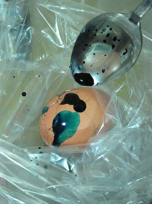Оригинальный способ покрасить яйца (11 фото)