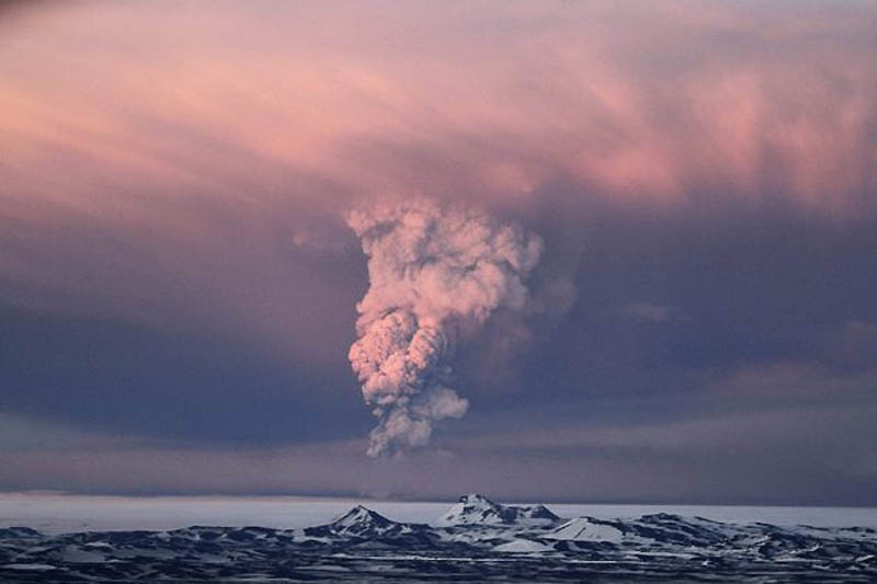 Исландский вулкан проснулся (21 фото)