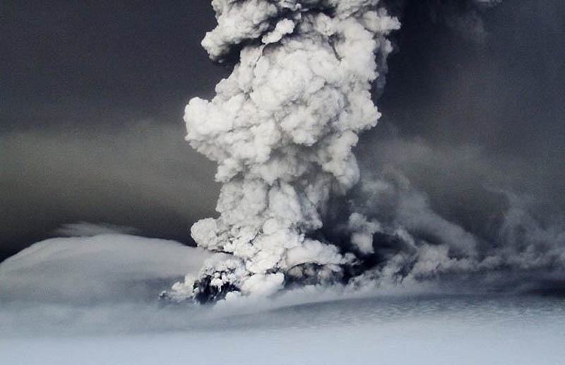 Исландский вулкан проснулся (21 фото)