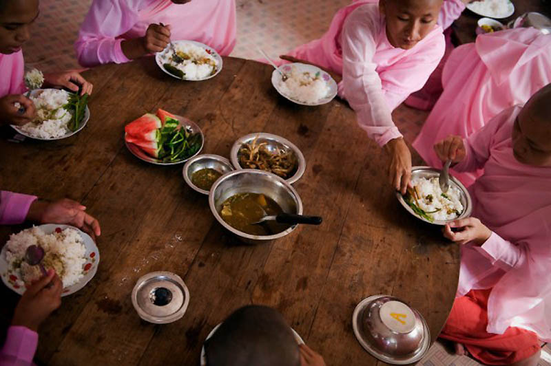 Будничная жизнь бирманских монахов (13 фото)