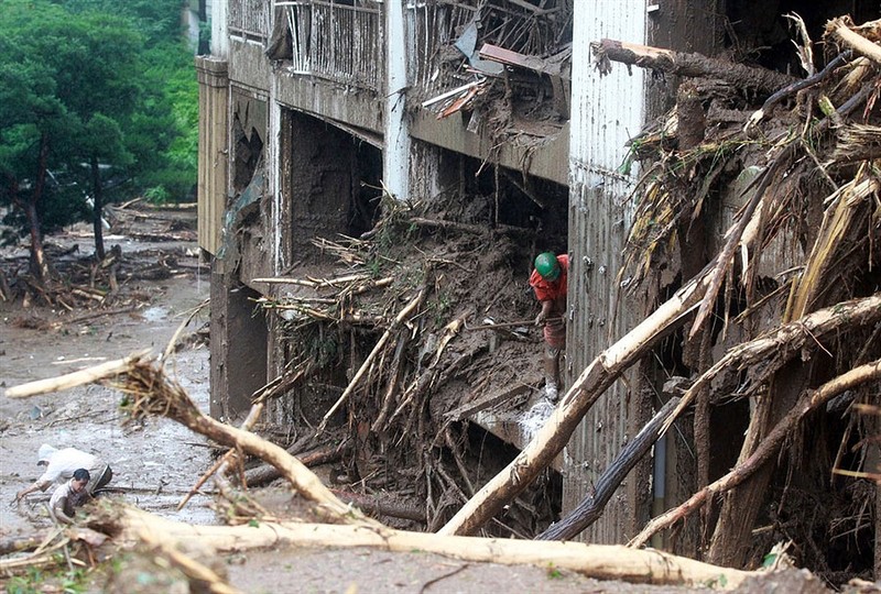 В Корее гибнут люди от дождей (13 фото)