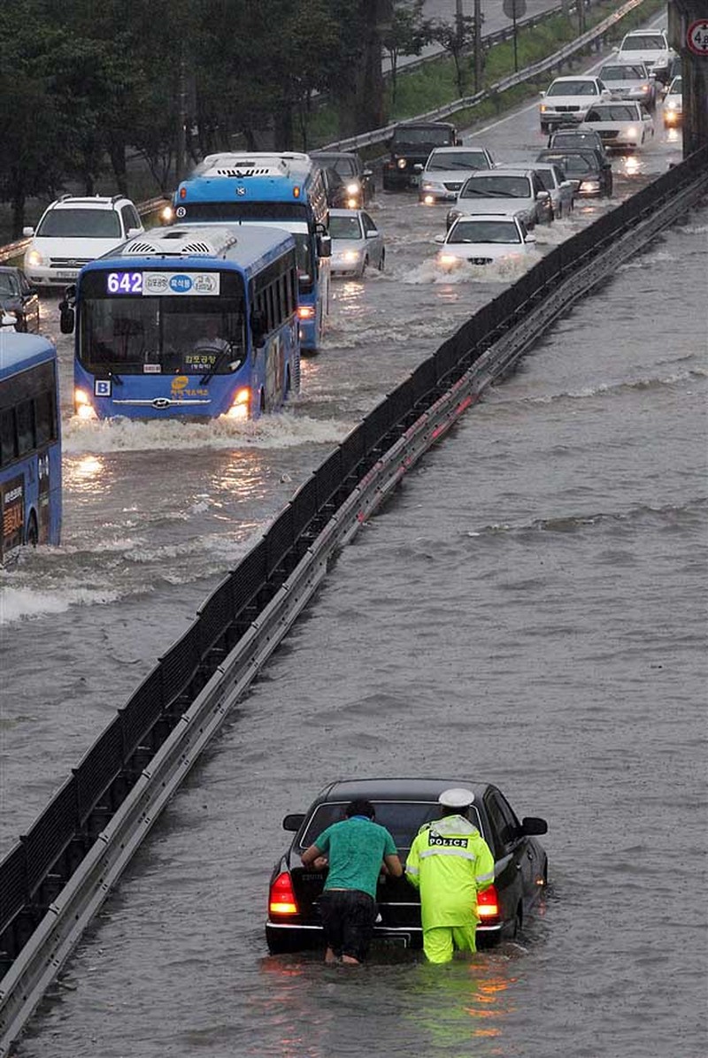 В Корее гибнут люди от дождей (13 фото)