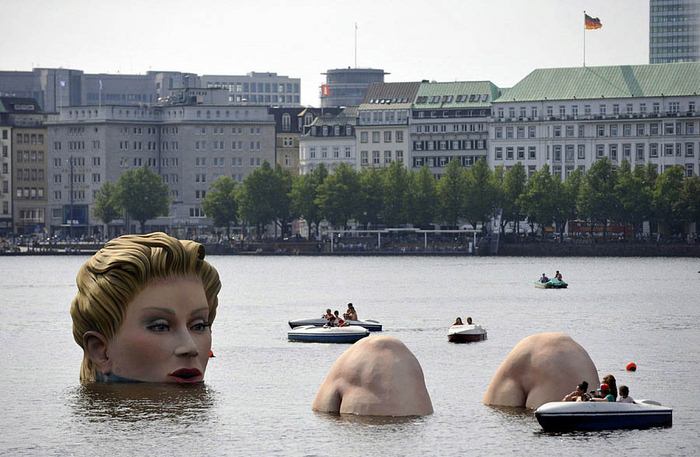 Гигантская водная женщина в Гамбурге (11 фото)