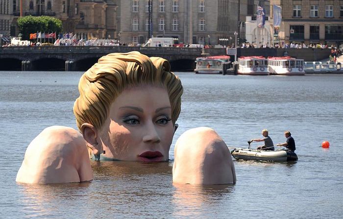 Гигантская водная женщина в Гамбурге (11 фото)