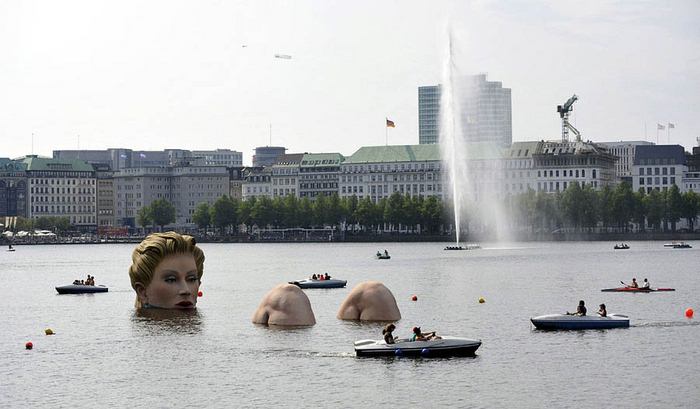 Гигантская водная женщина в Гамбурге (11 фото)