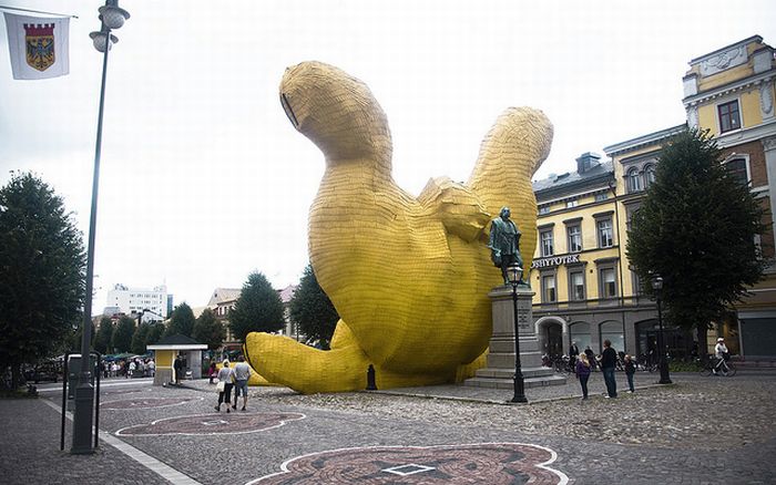 Огромный жёлтый кролик (8 фото)