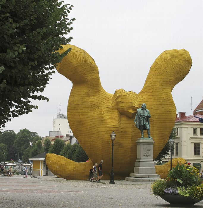 Огромный жёлтый кролик (8 фото)