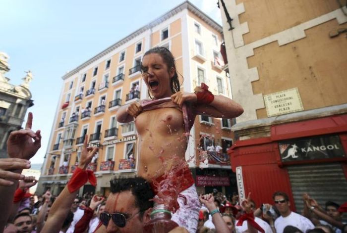 Девушки на фестивале Сан Фермин в Испании (26 фото)