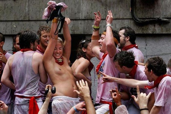Девушки на фестивале Сан Фермин в Испании (26 фото)