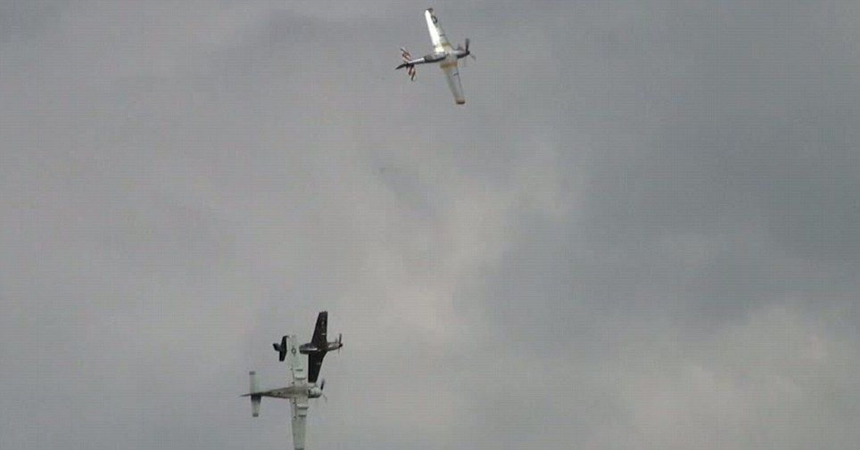 Столкновение самолетов в воздухе (9 фото)