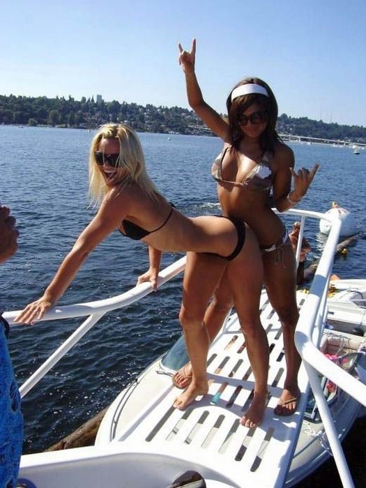 Девушки на яхтах (25 фото)