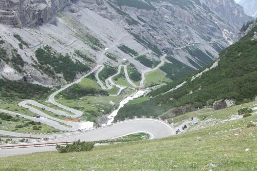 Stelvio Pass - извилистая дорога (11 фото)