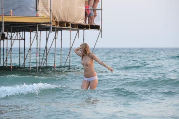 Девушка без комплексов на пляже (24 фото)