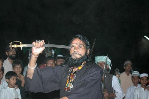 Экстремальный обычай индийских суфиев (9 фото)