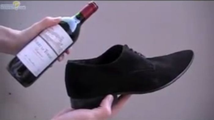 Простой способ открытия бутылки вина без штопора