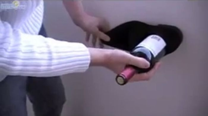 Простой способ открытия бутылки вина без штопора