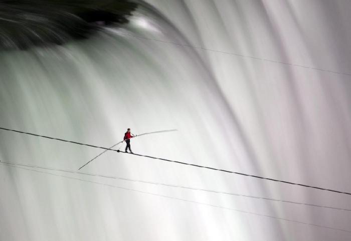 Прогулка Ника Валленда над Ниагарским водопадом (9 фото)