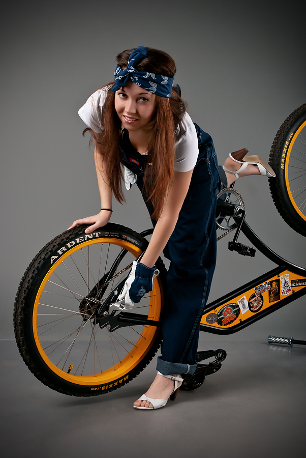 Велосессия: в студии девушки и оригинальные велосипеды (30 фото)