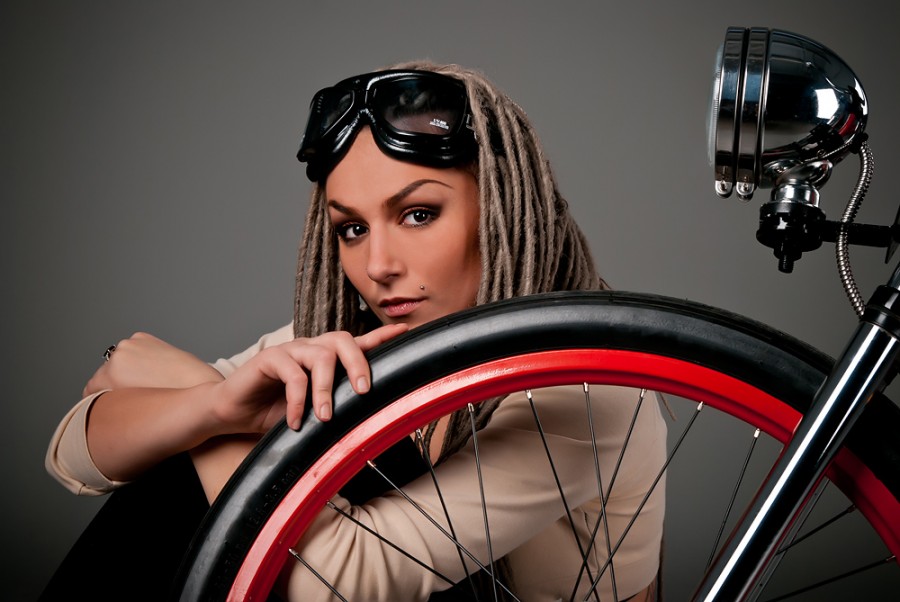 Велосессия: в студии девушки и оригинальные велосипеды (30 фото)