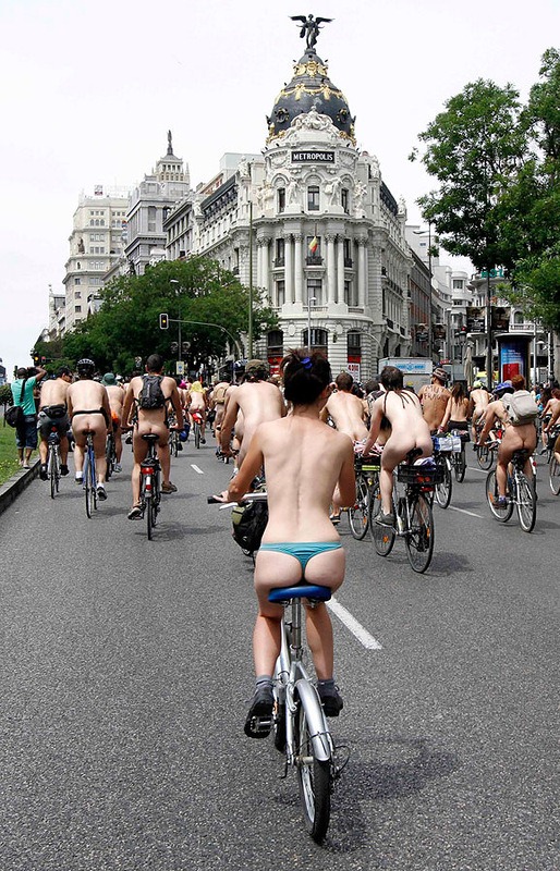 Испанские велосексуалы проехали нагишом по Мадриду (10 фото)